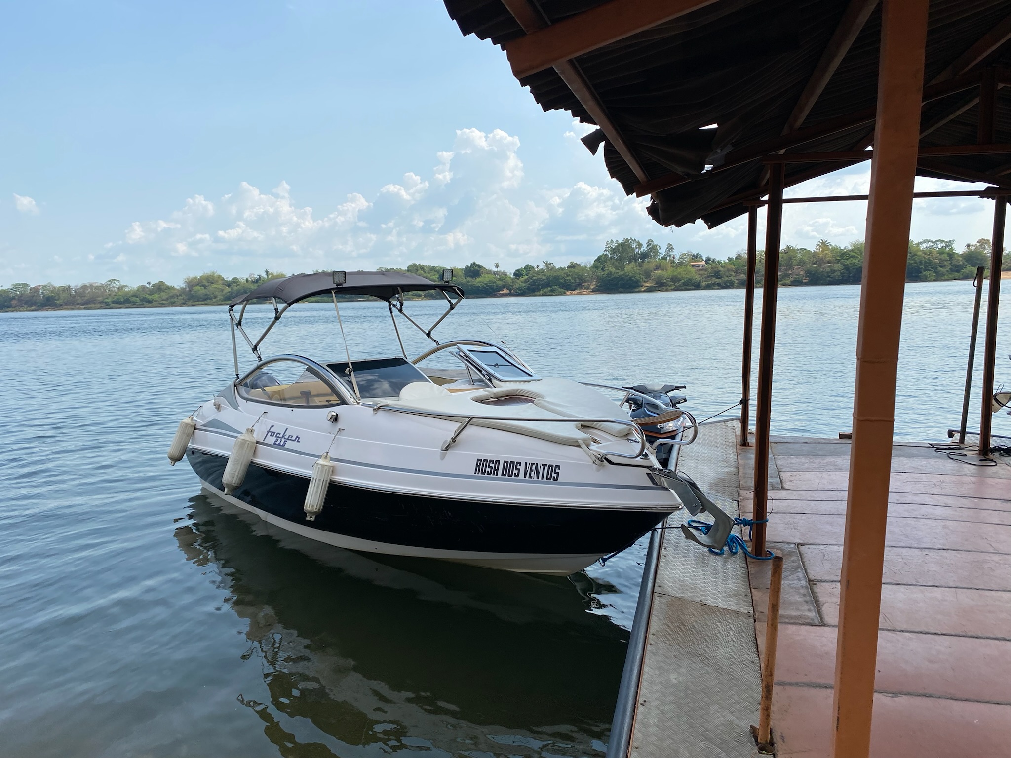 Lancha Focker 215 - Atracada